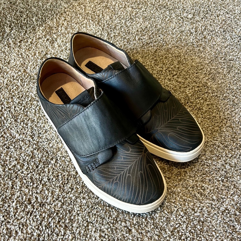 OluKai Pehuea Loupili Black Monstera Hook & Loop Sneakers